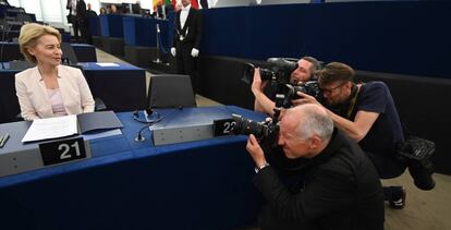 La presidenta de la Comisión Europea, Ursula von der Leyen. en un parlamento que parece un plató de televisión, ayer en Bruselas