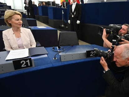 La presidenta de la Comisión Europea, Ursula von der Leyen. en un parlamento que parece un plató de televisión, ayer en Bruselas