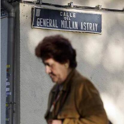 La placa en honor del generale  Millán Astray, militar sublevado en la Guerra Civil.