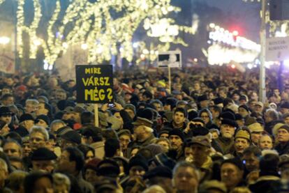 Miles de personas se manifiestan contra la nueva Constitución húngara en Budapest, el 2 de enero.