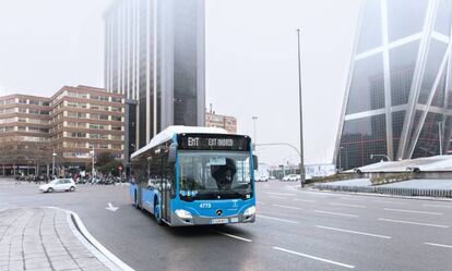 Un autobús de la EMT pasa por el paseo de la Castellana. 