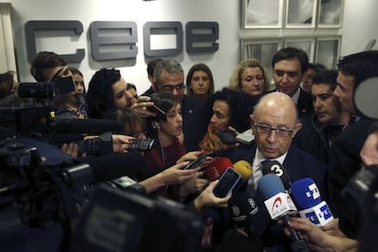 El ministro de Hacienda, Crist&oacute;bal Montoro, atiende a los periodistas que le interrogan sobre  la Airef. 