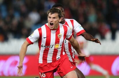 Dubarbier celebra el primer gol del partido. 