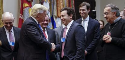 El presidente estadounidense, Donald Trump (2i), saluda al director ejecutivo de Ford Motor Company, Michael Fieldsse (c), antes de una reunión con directores del sector automovilístico en la Sala Roosevelt de la Casa Blanca.