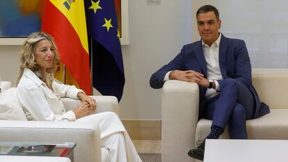 El presidente del Gobierno, Pedro Sánchez, durante la reunión que ha mantenido con la vicepresidenta segunda y ministra de Trabajo y Economía Social, Yolanda Díaz, este martes en La Moncloa.