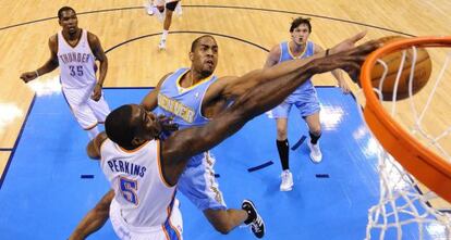 Arron Affalo, de los Nuggets disputa el baln con Kendrick Perkins, de los Thunder.