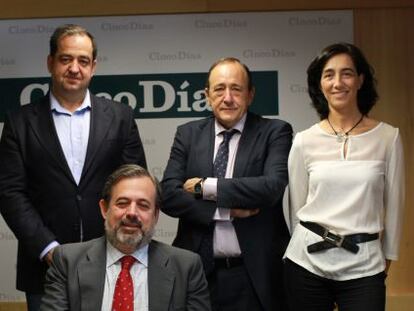 En pie, de izquierda a derecha:Gildo Seisdedos, urbanista y profesor del IE Business School; Pedro Michelena, presidente del Foro PPP, y Begoña Benito, directora de Relaciones Institucionales de Ecoembes. Sentado, Federico Ramos, secretario de Estado de Medio Ambiente.