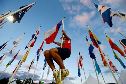 El atleta checo Jirí Sýkora sube a por el mastil de una bandera tras ganar el decathlon masculino durante los campeonatos del mundo junior de la IAAF en Hayward Field, Eugene, Oregón. 23 de julio de 2014.