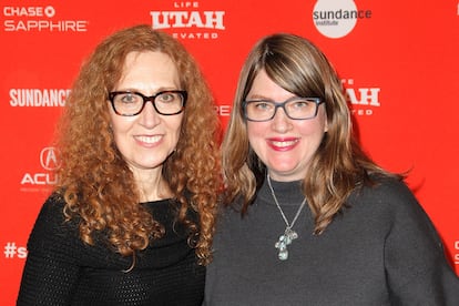 La productora Karen Jonhson (izda.), y la directora, Heather Lenz, en Sundance.