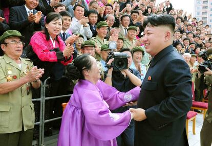 Kim Jong-un sonríe durante una sesión fotográfica con coreanos en el extranjero que participaron en las celebraciones del 60 aniversario de la firma de la tregua de la Guerra de Corea. Fotografía sin fecha publicada por la KCNA el 30 de julio de 2013.