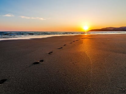 Cerca de Touriñán, la playa de Nemiña, orientada al Sur, tiene cuatro zonas de olas, dos de ellas idóneas para aprender a surfear.