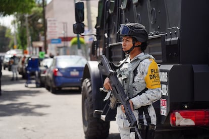 Elementos del agrupamiento Fuerza de Tarea Zorros y la Unidad Metropolitana de Operaciones Especiales acudieron al lugar para antender la emergencia.