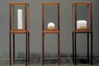 'La figura de la pregunta', 1986; 'El libro esférico', 1986; 'El cubo blando', 1986. Mármol de Kavala, madera de roble y cristal. De James Lee Byars (Detroit 1932 - El Cairo 1997).