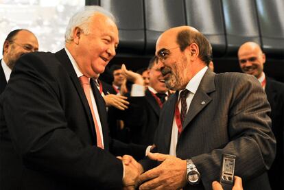 Miguel ?ngel Moratinos saluda al brasile?o Jos Graziano da Silva, ayer en Roma.