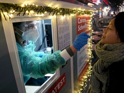 Una sanitaria realiza una prueba de covid-19 en Berlín, el pasado martes.