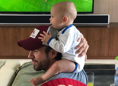 Enrique Iglesias con uno de sus mellizos animando a España en el partido del Mundial en el que se enfrentó a Portugal.