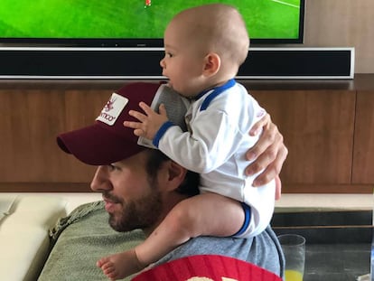 Enrique Iglesias con uno de sus mellizos animando a España en el partido del Mundial en el que se enfrentó a Portugal.