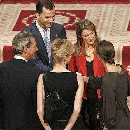 Don Felipe y doña Letizia conversan con el escritor estadounidense Paul Auster y con miembros de su familia durante la audiencia de este mediodía en Oviedo.