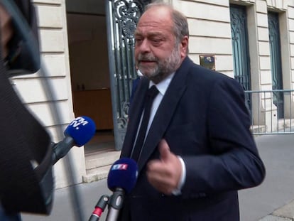 El ministro francés de Justicia, Eric Dupond-Moretti, se dirige a la prensa antes de comparecer ante el Tribunal de Justicia en París este viernes.