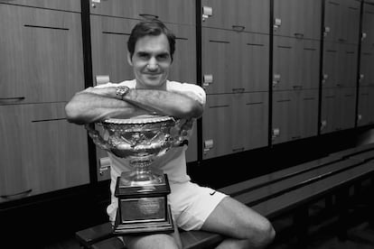 Federer posa con su trofeo en el vestuario de Melbourne Park.