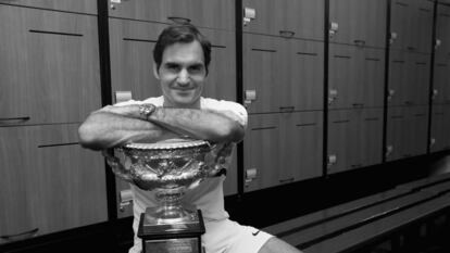 Federer posa con su trofeo en el vestuario de Melbourne Park.