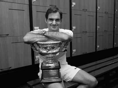 Federer posa con su trofeo en el vestuario de Melbourne Park.