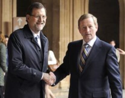 El presidente del Gobierno espa&ntilde;ol, Mariano Rajoy (i) saluda al primer ministro de Irlanda, Enda Kenny, durante su visita a la Alhambra, en Granada. 