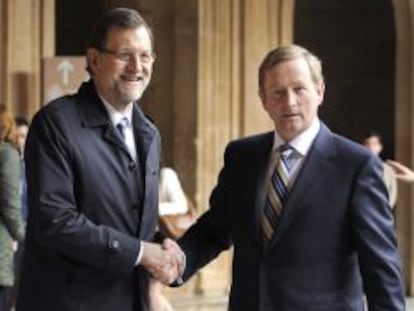 El presidente del Gobierno espa&ntilde;ol, Mariano Rajoy (i) saluda al primer ministro de Irlanda, Enda Kenny, durante su visita a la Alhambra, en Granada. 
