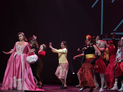 Inés León, cantante y presentadora de la gala, junto al elenco de 'Ñ, Spain Spectacular Show' al inicio de la 12 edición de los Premios del Teatro Musical.