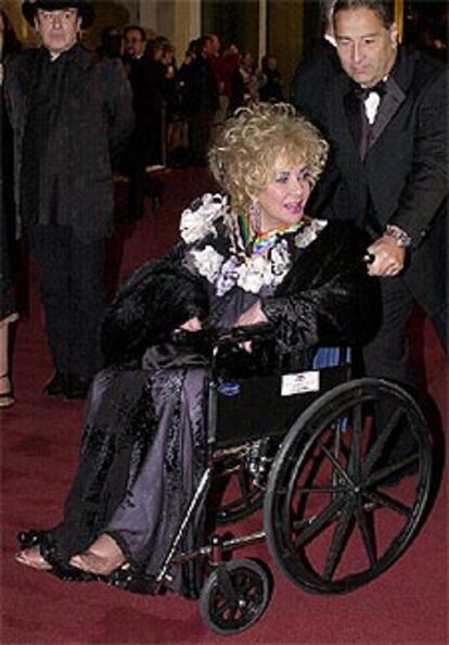 Elizabeth Taylor llegó al acto en silla de ruedas. Luego se levantó.