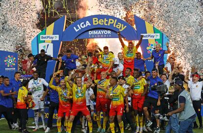 Jugadores del Pereira celebran la victoria ante el Medellín durante el partido por la final del fútbol colombiano.