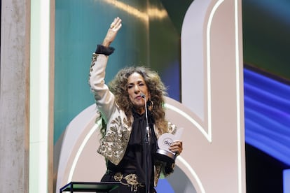 Rosario tras recibir su premio en la gala de Cadena Dial. Imagen cedida por la organización.