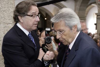 José Luis Méndez , director de CAixa Galicia (izquierda) y Julio Fernández Gayoso, presidente de Caixanova,  ayer en Santiago