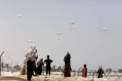 Paquetes de ayuda humanitaria caen del cielo, con la ayuda de paracaídas, este martes en Al Mawasi, en el distrito de Khan Yunis, en Gaza.