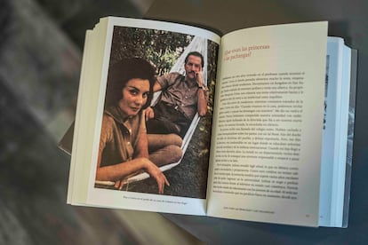 Interior del libro ‘Mujer en papel’ de Cecilia Fuentes Macedo donde aparecen sus padres Rita Macedo y Carlos Fuentes.
