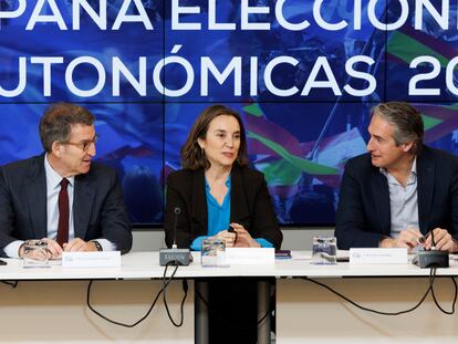 El presidente del PP, Alberto Nuñez Feijoó, la secretaria general del partido, Cuca Gamarra, y el coordinador del programa electoral, Íñigo de la Serna.