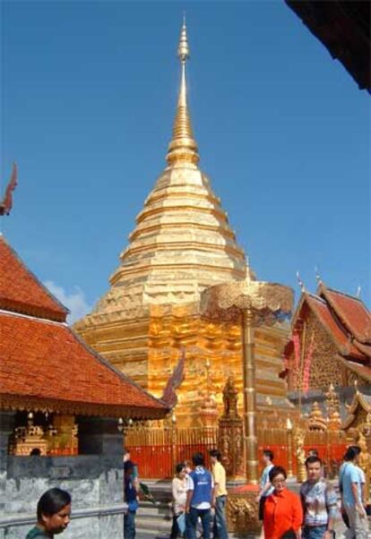 Turistas visitan el templo de Doi Suthep, en Chiang Mai