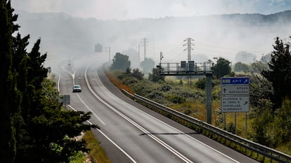 El incendio en una empresa de productos químicos de Vilanova i la Geltrú ha provocado una nube tóxica y una humareda visible desde varios puntos d elos alrededores.