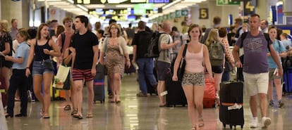 Turistas en el aeropuerto de Palma de Mallorca