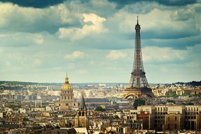 Vista de París con la Torre Eiffel dominando el horizonte.