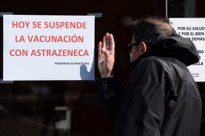 Cartel de un centro de vacunación en Valladolid este miércoles tras el anuncio de la Comunidad de suspender cautelarmente la vacunación contra la covid con viales de AstraZeneca.