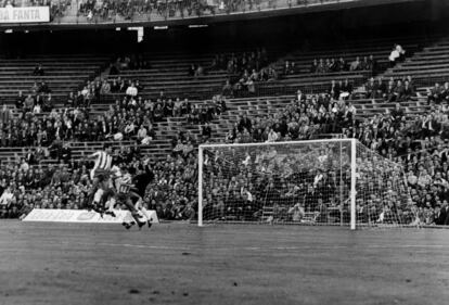 El 2 de octubre de 1966, el estadio acoge el primer partido en el estadio ante el Valencia. Marca Aragonés. Final. 1-1