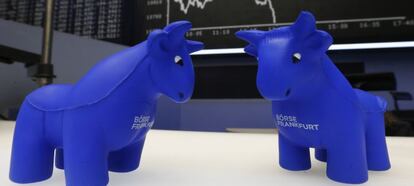Unos toros de goma, en la Bolsa de Fránfort.