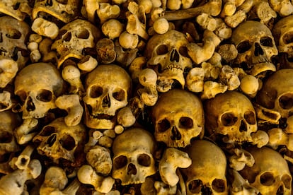 Primer plano de las calaveras en el osario de Wamba (Valladolid)