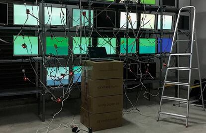 El artista valenciano trabaja con cables, chapa, maquinaria desechada, hardware abandonado. Imagen de su instalación