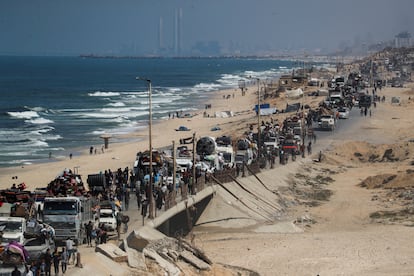 Una multitud de desplazados abandonan Ciudad de Gaza, este miércoles. 