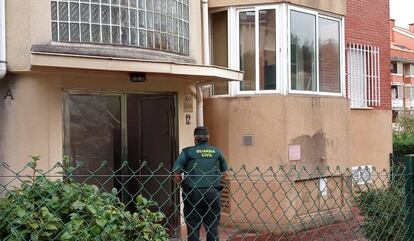 Un guardia civil, ante el edificio de Castro Urdiales donde la detenida vivía con su pareja.