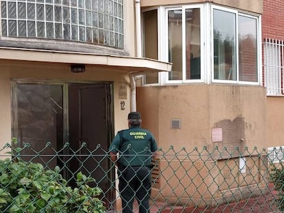 Un guardia civil, ante el edificio de Castro Urdiales donde la detenida vivía con su pareja.