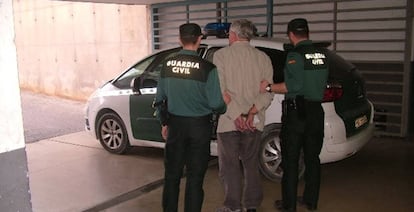 La Guardia Civil traslada a Mark Frost tras su detención.