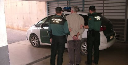 La Guardia Civil traslada a Mark Frost tras su detenci&oacute;n.